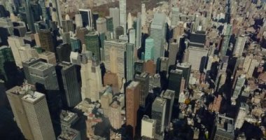 Şehir merkezindeki yüksek manzaralı ofis ve apartman binaları. Central Park 'ı ve çevresindeki semtleri araştırın. Manhattan, New York City, ABD