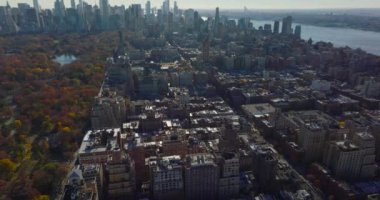 Şehirdeki çok katlı binaların havadan görüntüsü. Central Park 'ta renkli sonbahar ağaçları. Arka planda modern gökdelenler. Manhattan, New York City, ABD