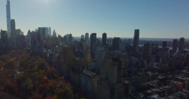 Central Park 'taki San Remo binasının etrafından dolaş. Yüksek katlı evler. Manhattan, New York City, ABD