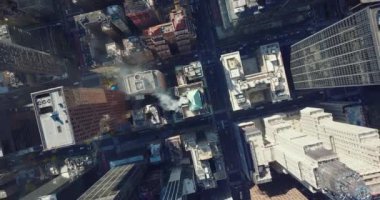 Havadan kuşların gözü tepeden aşağıya şehirdeki yerleşik blokların yükselişinde. Bacadan duman ya da buhar geliyor. Manhattan, New York City, ABD