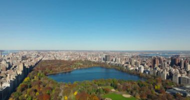 Jacqueline Kennedy Onassis Barajı 'nın sonbahar ağaçlarıyla çevrili olduğu şehir ve Central Park' ın panoramik manzarası. Manhattan, New York City, ABD