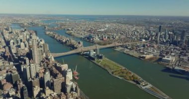 Queensboro Köprüsü 'nün panoramik manzarası East River üzerindeki şehir semtlerini birbirine bağlıyor. Manhattan, New York City, ABD