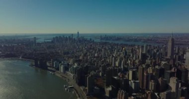 İki nehir arasındaki şehrin havadan panoramik görüntüsü. Şehir merkezi modern gökdelenlerle dolu. Manhattan, New York City, ABD