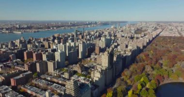 Yerleşim bölgesinde güneşli bir gün. Central Park yakınlarındaki binaların havadan görüntüsü. Manhattan, New York City, ABD
