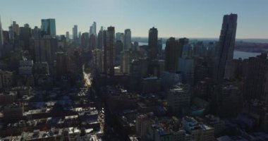 Şehir merkezindeki yüksek katlı apartman binalarının yüksek görüntüsü. Güneşe karşı görüş. Manhattan, New York City, ABD