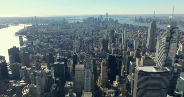 Nehirlerle çevrili büyük modern şehrin havadan panoramik görüntüsü. Yüksek katlı apartmanlar ve ofis gökdelenleri. Manhattan, New York City, ABD — Stok video