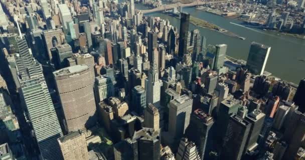 Desarrollo de Midtown, mezcla de varios edificios de gran altura en el día soleado. Río y puente de Queensboro en el fondo. Manhattan, Nueva York, Estados Unidos — Vídeos de Stock