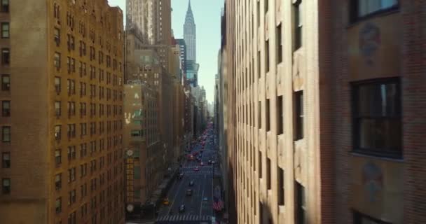 Horizontally fly along decorated brick wall. Sliding reveal of busy Lexington avenue lined by large buildings. Manhattan, New York City, USA — Vídeo de Stock