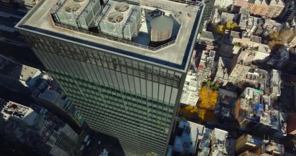 Flyg över toppen av modern skyskrapa med vattentank och luftkonditionering enheter. Hög vinkel utsikt över staden. Manhattan, New York City, USA — Stockvideo