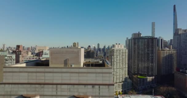 Rising footage of tall buildings, revealing view of various buildings in city and autumn foliage in park. Manhattan, New York City, USA — Video Stock