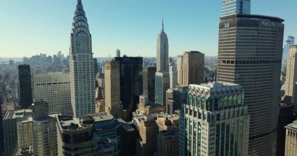 Tanınmış gökdelenler grubu. Güneşli bir günde bir Vanderbilt, Chrysler, MetLife ve Empire State Binası. Manhattan, New York City, ABD — Stok video