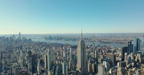 Vista elevada da paisagem urbana. Edifício Empire State bem conhecido com alta torre no topo. Rio Hudson em segundo plano. Manhattan, Nova Iorque, EUA — Vídeo de Stock