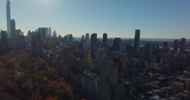 Fliegen Sie um die Türme des San Remo Gebäudes am Central Park. Wohnhochhäuser. Manhattan, New York City, USA — Stockvideo