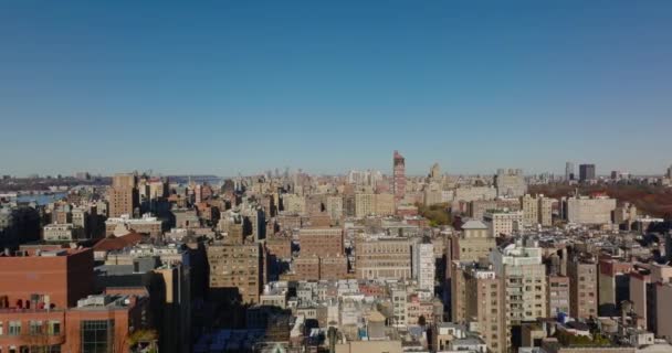 En avant voler au-dessus du développement de la ville dans Upper West Side borough. vieux immeubles d'appartements éclairés par un soleil éclatant. Manhattan, New York, États-Unis — Video