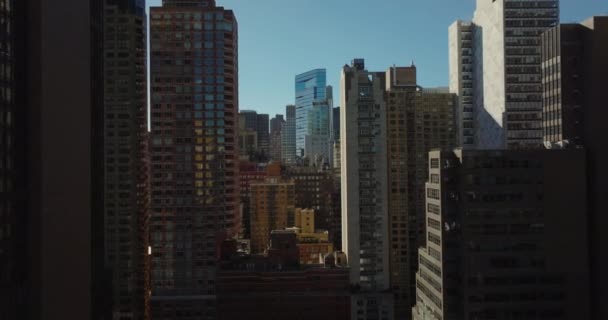 前方の高層マンションの建物の間を飛ぶ。市内の様々な顔。米国ニューヨーク市マンハッタン — ストック動画