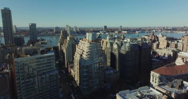 Slide and pan footage of multistorey apartment houses in residential district at riverbank. Manhattan, Nova Iorque, EUA — Vídeo de Stock