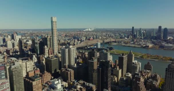 Images aériennes descendantes d'immeubles d'appartements dans la ville et long pont Queensboro au-dessus de la rivière East. Manhattan, New York, États-Unis — Video