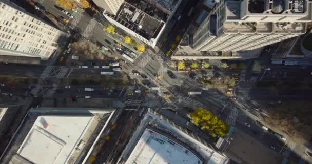 Aerial birds eye overhead top down view of cars passing through intersection. Crossing of multiple streets in city. Manhattan, New York City, USA — Vídeo de Stock