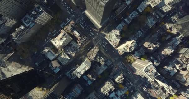 Aves aéreas olho em cima de cima para baixo panning filmagem de edifícios altos dispostos a blocos regulares e divididos por ruas. Manhattan, Nova Iorque, EUA — Vídeo de Stock