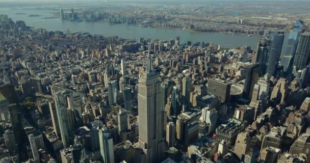 Images panoramiques aériennes du paysage urbain. Majestueux Empire State Building dominant le développement environnant. Manhattan, New York, États-Unis — Video