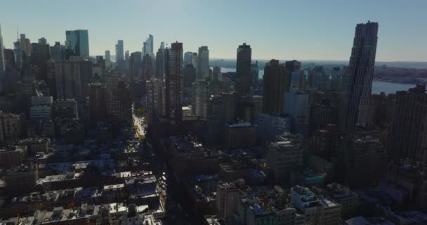 市内のバラの高層アパートの建物の高架ショット。太陽に対する眺め。米国ニューヨーク市マンハッタン — ストック動画
