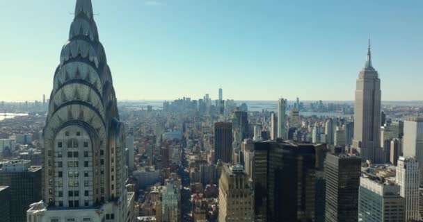 Forvetler, Chrysler Binaları 'nın dekoratif bölümünün etrafında uçuyor. Arka planda şehir manzarası. Manhattan, New York City, ABD — Stok video