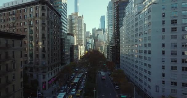 Fly between high rise buildings in city. Busy street in city centre. Coming on sunny place from shadow. Manhattan, New York City, USA — 图库视频影像