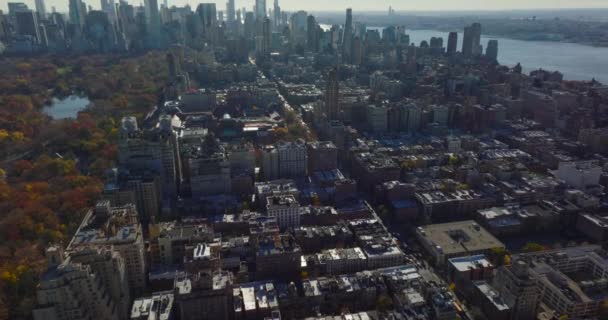 Przód przelatuje nad blokami budynków w dzielnicy mieszkalnej w pobliżu Central Parku. Wieżowce z drapaczami chmur. Manhattan, Nowy Jork, USA — Wideo stockowe