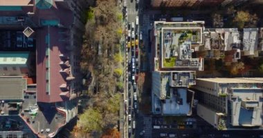 Havadan kuşların gözü şehir sokaklarındaki trafik sıkışıklığını yukarıdan görüyor. Amerikan Doğal Tarih Müzesi 'nin etrafındaki tıkalı yol. Manhattan, New York City, ABD