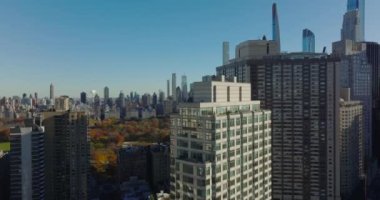Yüksek binaların etrafında yükseltilmiş uçuş. Renkli sonbahar parkı ve yüksek gökdelenleri gözler önüne seriyor. Manhattan, New York City, ABD
