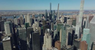 Ofis kulelerinin ve şehir merkezindeki yüksek binaların hava görüntüleri. Central Park ve Hudson nehri arka planda. Manhattan, New York City, ABD