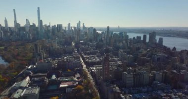 Arka planda şehir merkezinin ve şehir merkezinin panoramik manzarası var. Manhattan, New York City, ABD