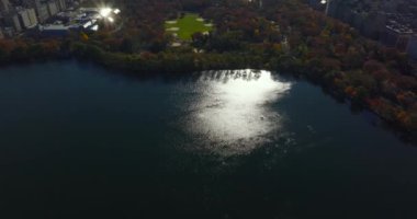 Central Park 'taki su deposu ve sonbahar ağaçlarının havadan görünüşü şehir gelişimiyle çevrilidir. Manhattan, New York City, ABD