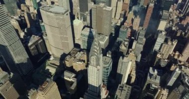 Chrysler Binası 'nın yüksek açılı görüntüsü. Taçlı ve uzun kuleli dekoratif bölümlü geleneksel gökdelen. Manhattan, New York City, ABD