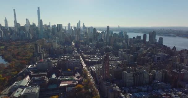 Luchtfoto panoramisch uitzicht op de stad borough en het centrum wolkenkrabbers op de achtergrond. Manhattan, New York City, Verenigde Staten — Stockvideo