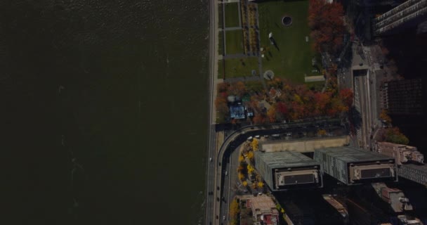 Aerial birds eye overhead top down view of river waterfront and busy road tunnel under United Nations building complex. Manhattan, New York City, USA — стоковое видео