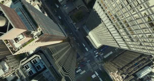 Flygfåglar ögon ovanför toppen ner stigande bilder av gatan under moderna höghus. Manhattan, New York City, USA — Stockvideo