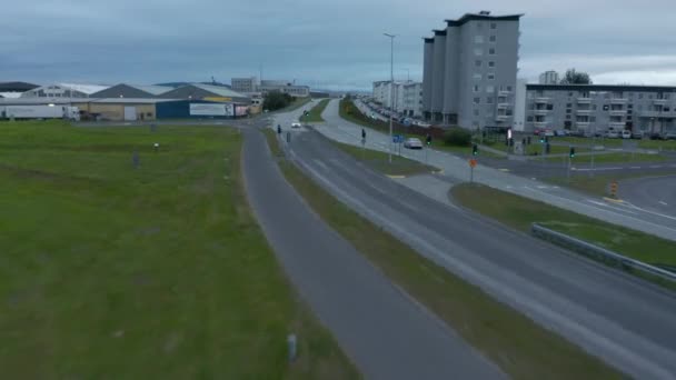 Vista panorâmica de uma grande avenida e distrito industrial nos subúrbios de Reykjavik, capital da Islândia. Drone vista do horizonte de Reykjavik com bairro e distrito comercial — Vídeo de Stock