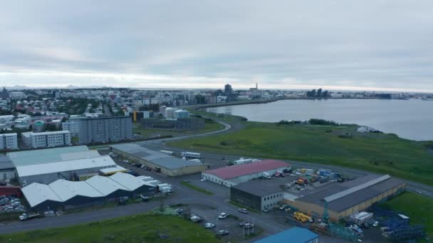 아이슬란드 의수 도 레이캬비크 의 상업 거리와 인근 지역을 공중에서 내려다본 것이다. 목적지 로 !. 욕망. 새 들은 화려 한 옥상 과 도시 전경을 맨 위에서 바라본다 — 비디오