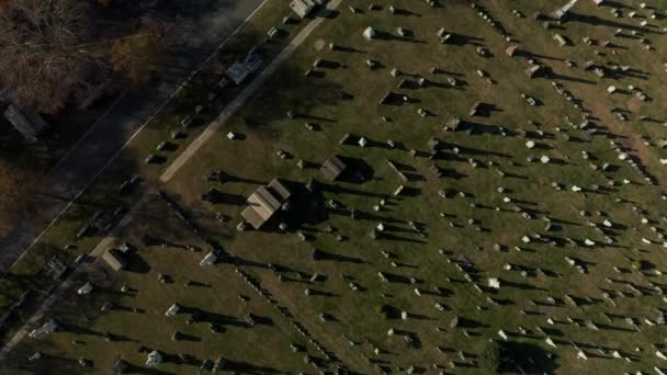 Aerial birds eye overhead top down view of rows of gravestones on historic Calvary Cemetery. Queens, New York City, USA — Stockvideo