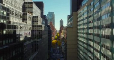 Şehirdeki büyük ofis ya da apartmanlar. Büyük şehirde güneşli bir sonbahar günü. Manhattan, New York City, ABD