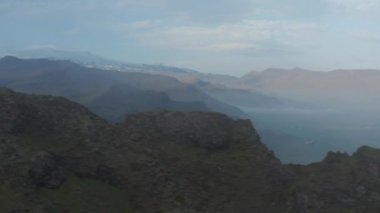 İnanılmaz bir manzara manzarası var. Geniş vadiler, sisli ve sivri kayalık dağ sırtları. İskandinav doğasının hava görüntüleri. İzlanda