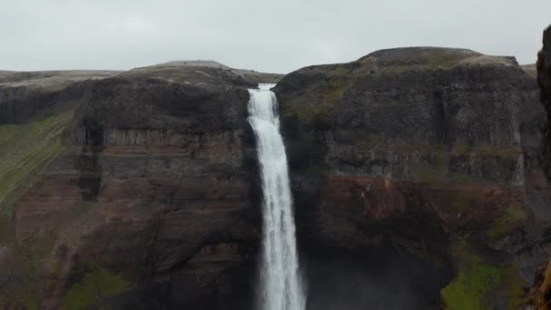 大量的水流落在岩石信息深度的边缘.把自然景观的镜头吊起来.冰岛海福斯 — 图库视频影像
