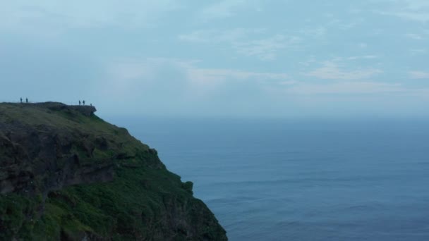 Avanti volare lungo il bordo della scogliera ripida sulla costa del mare. La gente si diverte sulla piattaforma di vedetta. Paesi Bassi — Video Stock