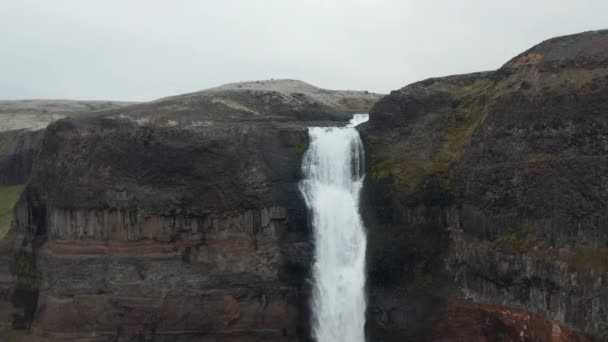 静态拍摄到部分高瀑布。大量的白水翻滚在高高的岩石悬崖的圆形边缘上，落入水底深处。冰岛海福斯 — 图库视频影像