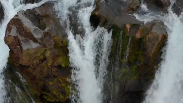 Fantastisk utsikt över klippkanten av vattenfallet på fjällbäcken. Luta upp avslöjar strömmande vatten. Aldeyjarfoss, Island — Stockvideo
