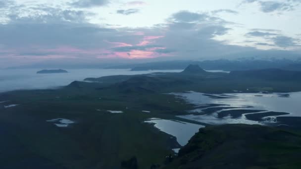 保存された北欧の自然を空中パノラマ撮影。低地は水と霧によって浸水しました。カラフルな夕日や日の出の空。アイスランド — ストック動画