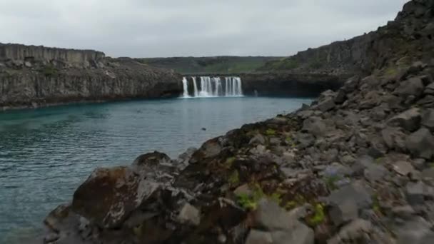 Kristálytiszta víz a természetben. Előre repül a kis vízesés a vulkanikus táj. Aldeyjarfoss, Izland — Stock videók