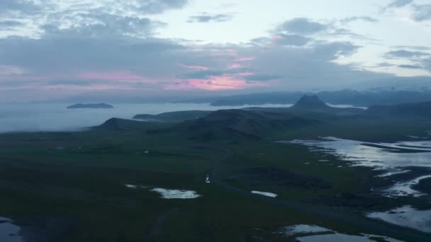 Rekaman panorama udara mengambil lanskap Nordic saat matahari terbit. Perbukitan menonjol di atas kabut di dataran. Islandia — Stok Video