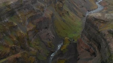 Kenarlarında dik kayalık duvarlarla derin kanyonda akan dere. İnanılmaz derecede korunmuş İskandinav doğası. Haifoss, İzlanda